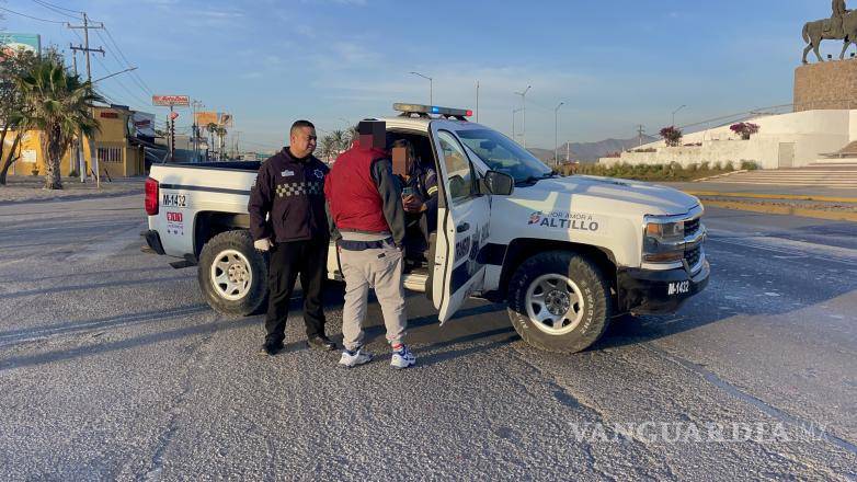 $!Elementos de la Policía Municipal acudieron al lugar para tomar conocimiento de los hechos y abanderar la circulación.