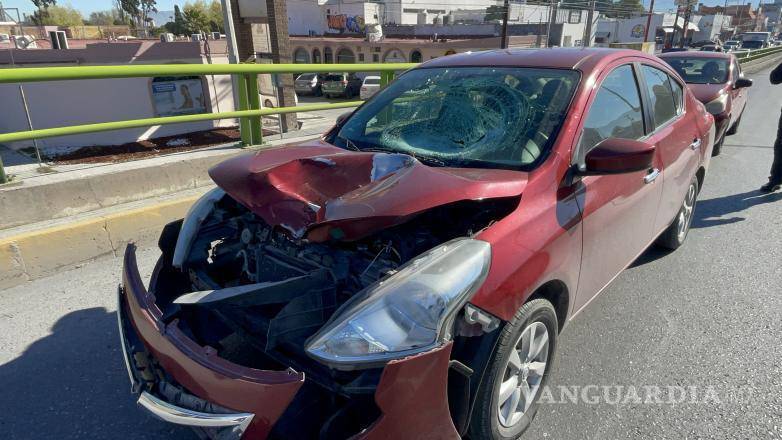 $!El Nissan Versa involucrado presentó severos daños en la parte frontal y en el parabrisas.