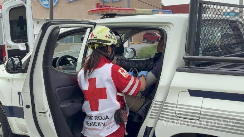 $!Paramédicos de la Cruz Roja atendieron a Jonathan Rodríguez Octavio, quien presentó una probable fractura.