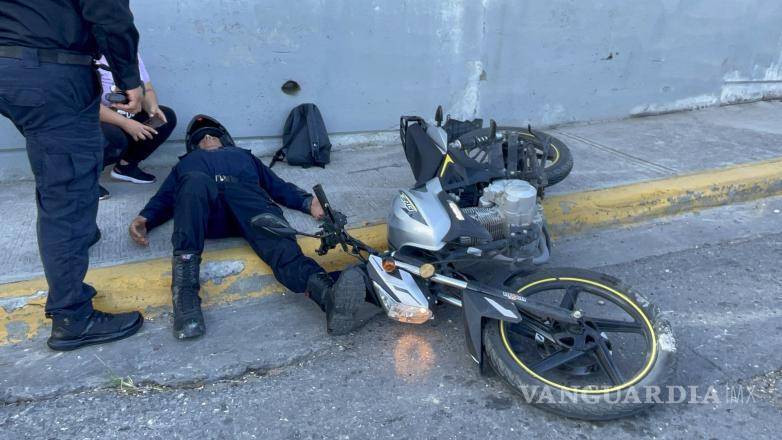 $!Tuvo que estar inmovilizado en lo que los elementos de emergencia asistían el siniestro vial.