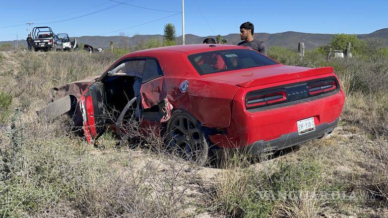 $!El conductor del auto deportivo es el señalado como responsable del percance.