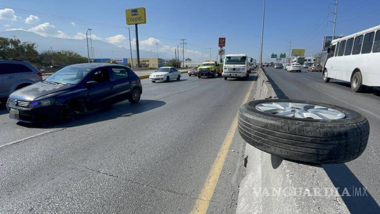 $!El accidente generó afectaciones a la circulación en ambos sentidos del periférico, siendo necesario el apoyo de las autoridades para retirar los vehículos.