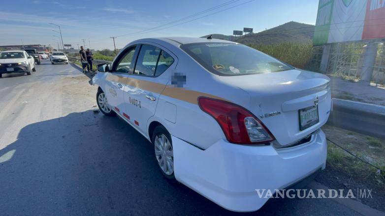 $!El automóvil terminó en sentido contrario tras girar violentamente luego del impacto, lo que generó la movilización de elementos de la Policía Municipal y cuerpos de emergencia en la zona.