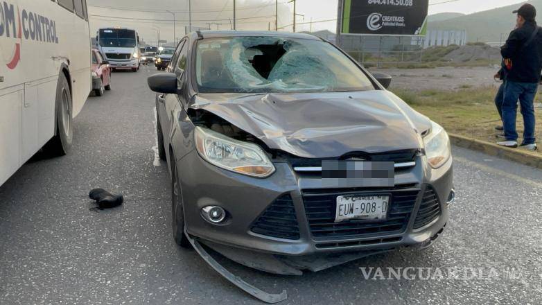 $!La conductora, lesionada por los cristales del parabrisas, fue trasladada a un hospital bajo custodia.