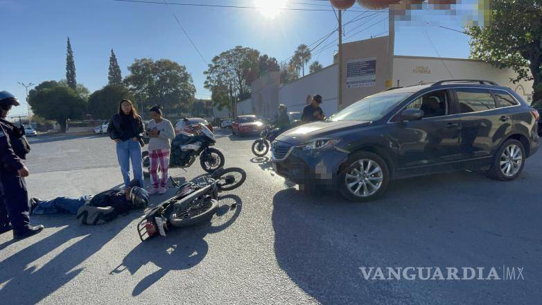 $!Testigos y familiares llegaron rápidamente al lugar para auxiliar al motociclista.