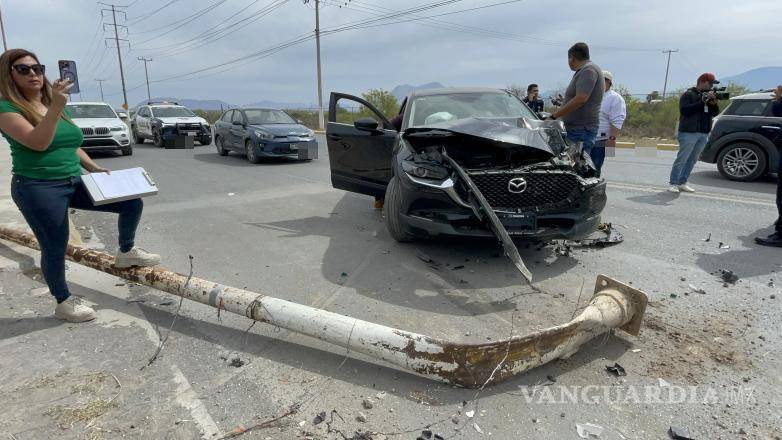 $!La rápida intervención de los automovilistas evitó que el choque del conductor dormido provocara un accidente mayor.