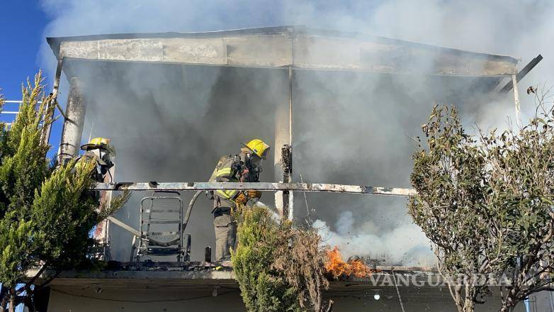 $!El personal de bomberos arribó rápidamente al lugar para sofocar el incendio en la vivienda de Nuevo Mirasierra.