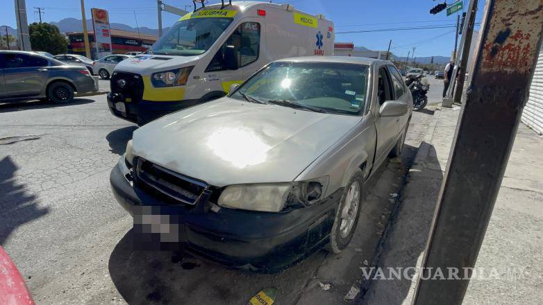 $!Testigos solicitaron apoyo al 911 tras observar la caída del motociclista.