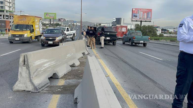 $!La unidad de la Policía Civil de Coahuila evitó colisionar con los vehículos afectados, pero pierdió el control, impactando las barreras de contención.
