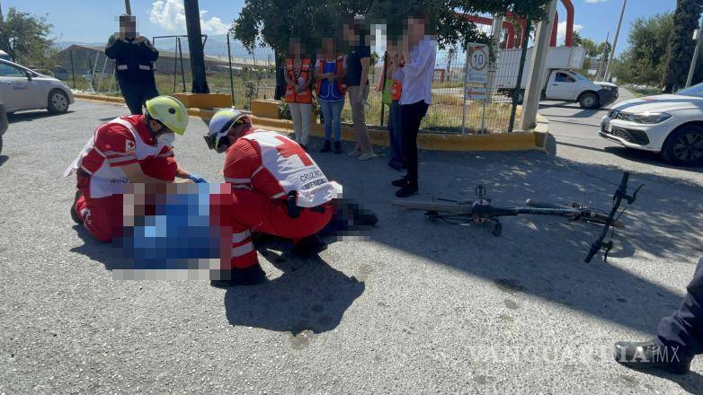 $!Paramédicos de la Cruz Roja confirman el fallecimiento de un hombre que se desplomó mientras transitaba en bicicleta.