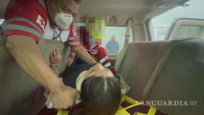 $!Paramédicos de la Cruz Roja trasladando a una de las lesionadas a la ambulancia.