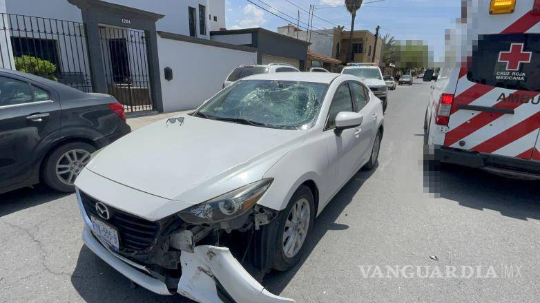 $!Elementos de emergencia y paramédicos de la Cruz Roja acudieron al lugar del accidente para brindar atención al lesionado, quien presentaba golpes derivados del impacto y de la caída sobre el automóvil.