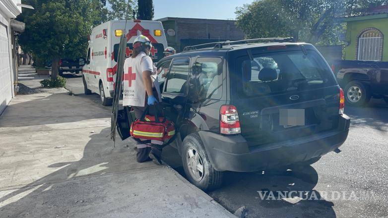 $!Paramédicos de la Cruz Roja acudieron al lugar para valorar a las personas involucradas en el percance. A pesar del fuerte impacto entre ambas camionetas, ninguno de los ocupantes requirió traslado a un hospital.