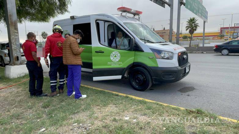 $!Ambulancia de Protección Civil de Arteaga acudió para trasladar a la paciente en estado crítico.