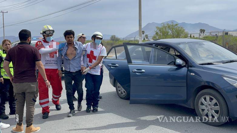 $!La Policía Municipal de Saltillo aseguró el área mientras paramédicos atendían al conductor sin lesiones graves.