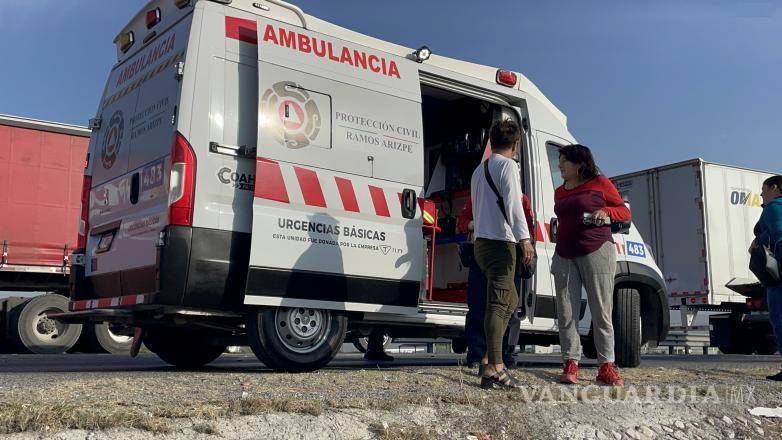 $!Paramédicos de Ramos Arizpe valoraron a los conductores involucrados en el choque múltiple sin reportar lesiones graves.