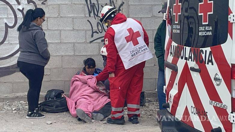$!Paramédicos de la Cruz Roja atienden al joven lesionado tras el derrape en la colonia El Tanquesito.