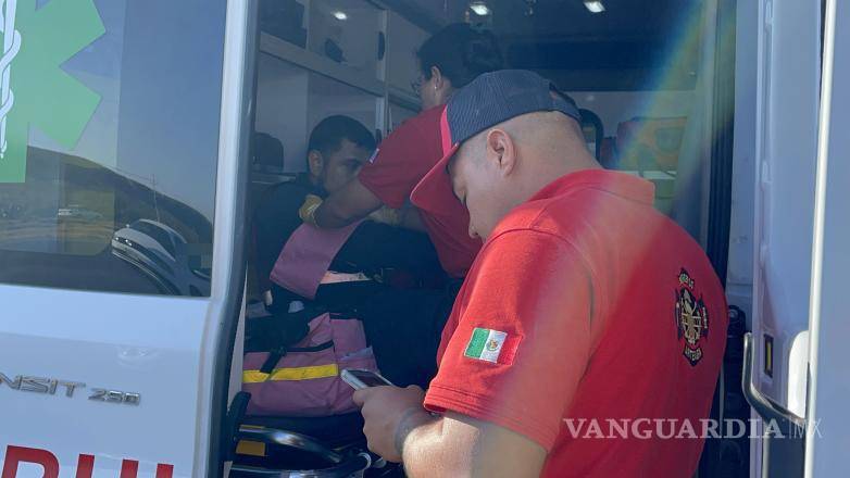 $!El personal de Protección Civil y Bomberos de Arteaga asistieron a Ernesto tras el accidente en el kilómetro 7 del libramiento.