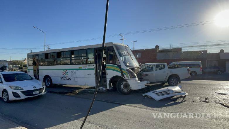 $!El operador del camión urbano explicó a las autoridades cómo la camioneta invadió su carril antes del impacto registrado en Isidro López Zertuche.