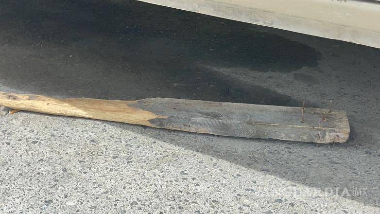 $!Celos desatan brutal ataque en Saltillo: lo agreden con una tabla con clavos