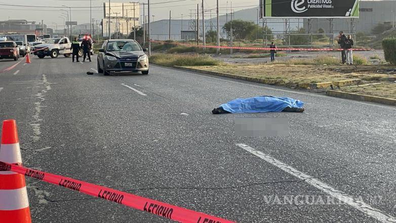 $!El cuerpo de la víctima fue cubierto con una manta azul mientras se realizaban las diligencias.