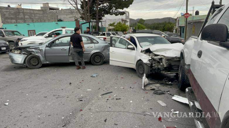 $!El impacto inicial entre un Volkswagen Gol y un Chevrolet Optra provocó que una de las unidades saliera proyectada y terminara chocando contra una camioneta que se encontraba estacionada en las inmediaciones del cruce.