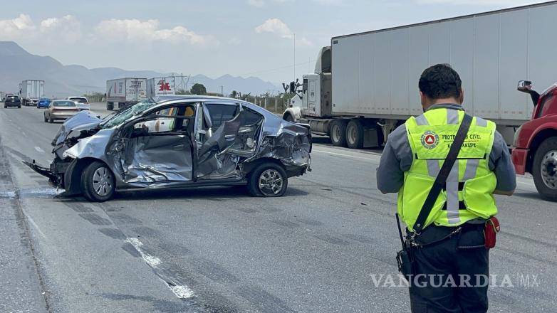 $!Martín Ochoa “N” y Catalina Domínguez “N” viajaban de Durango hacia Monterrey cuando ocurrió el accidente; ambos fueron valorados por cuerpos de emergencia sin presentar lesiones de gravedad.