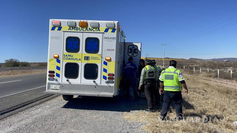 $!Los paramédicos de Protección Civil de General Cepeda llegaron rápidamente al lugar para brindar atención a los heridos.