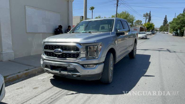 $!La camioneta Ford fue señalada como la responsable del percance por no respetar el alto.