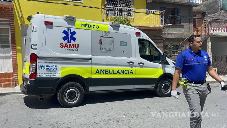 $!Paramédicos de la Secretaría de Salud atendieron al docente y lo trasladaron al ISSSTE tras la agresión.