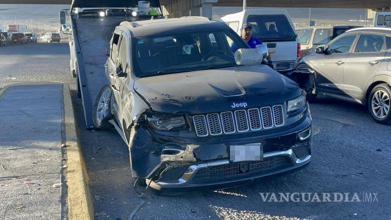$!Da vuelta acelerado, vuelca tráiler y daña tres autos en el libramiento OFT; deja dos lesionados
