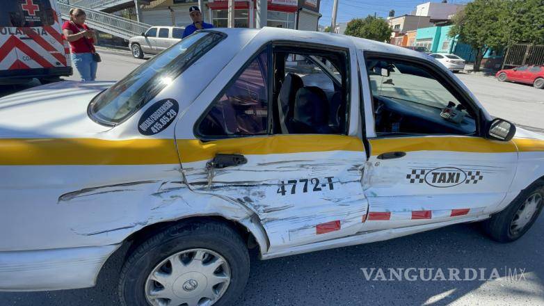 $!Se atraviesa sin precaución y provoca fuerte choque contra taxi, en Saltillo; hay dos lesionados
