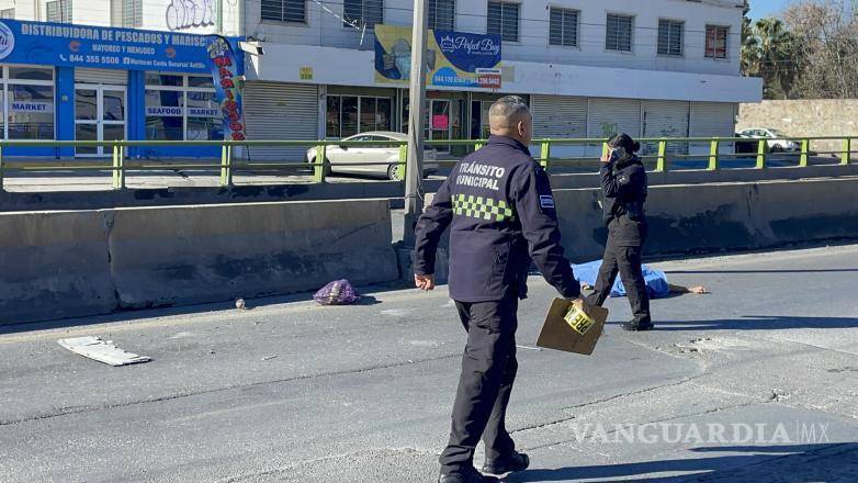$!El cuerpo del peatón quedó tendido sobre los carriles del puente Luis Echeverría Álvarez tras el atropellamiento.