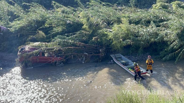 $!Las autoridades localizaron la camioneta arrastrada por un arroyo en Ramos Arizpe el día de ayer, hoy localizaron a dos de sus tripulantes.