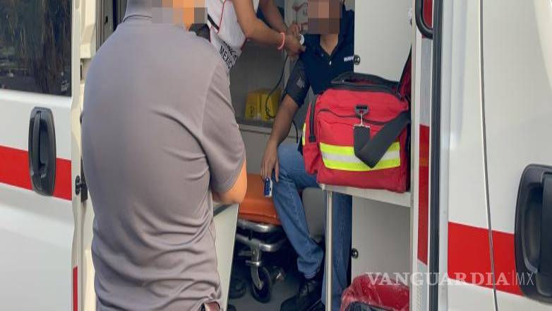 $!Automovilistas que transitaban por la zona solicitaron apoyo al número de emergencias 911 tras observar la volcadura del vehículo, lo que movilizó a cuerpos de rescate y autoridades viales.