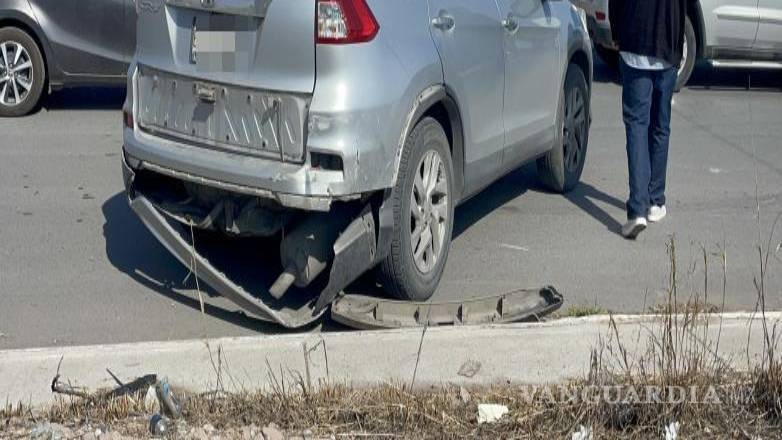 $!El percance se registró cuando una camioneta atravesó los carriles de circulación, provocando el impacto con un automóvil que circulaba con dirección a Tezcatlipoca.