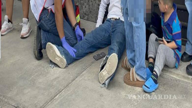 $!Testigos del accidente auxiliaron a los jóvenes mientras se solicitaba la presencia de paramédicos y autoridades de Tránsito Municipal.