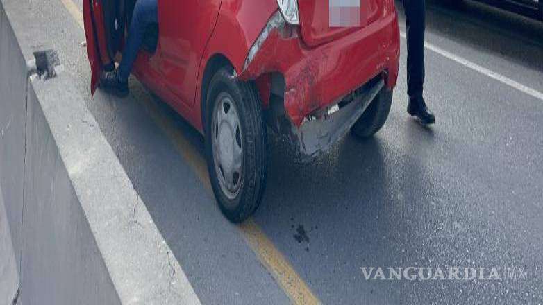 $!El accidente ocurrió cuando la conductora de una Nissan Frontier intentó esquivar a un Nissan Tiida detenido sobre la vialidad, pero terminó impactándolo y proyectándolo contra otro automóvil.