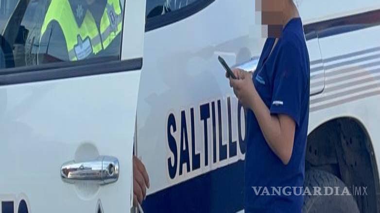 $!Elementos de la Policía Municipal acudieron para tomar conocimiento del accidente y coordinar las acciones correspondientes, incluyendo la posible conciliación entre las partes involucradas.