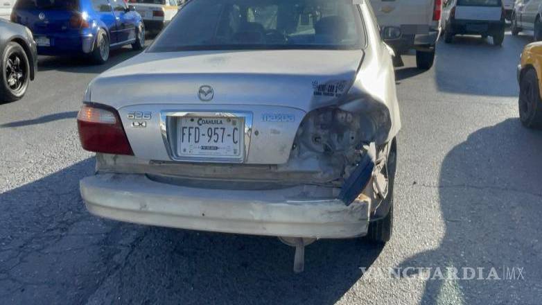$!Una camioneta Silverado impactó a un Mazda, provocando reacción en cadena.