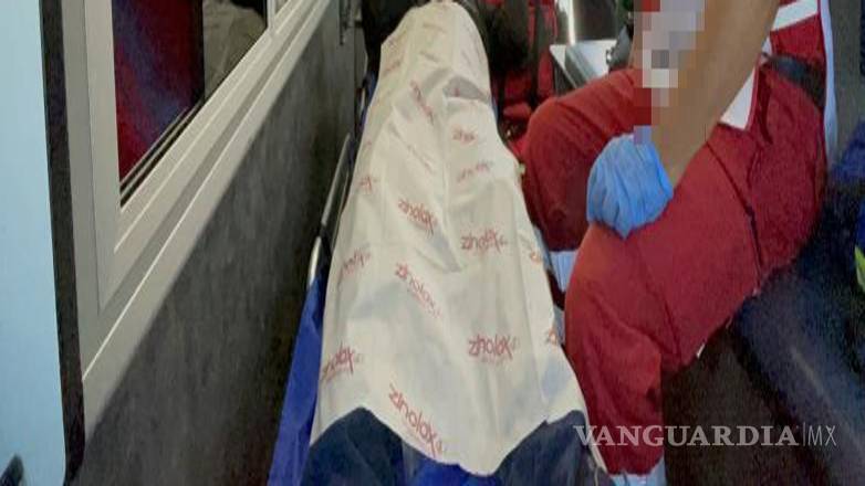 $!Tras la valoración médica en el sitio, el conductor de la motocicleta fue trasladado a un hospital para recibir atención especializada, mientras que los vehículos involucrados quedaron asegurados en espera del procedimiento correspondiente.