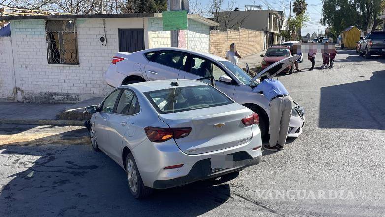 $!Los vehículos involucrados quedaron severamente dañados tras el choque registrado en la colonia Vista Hermosa.