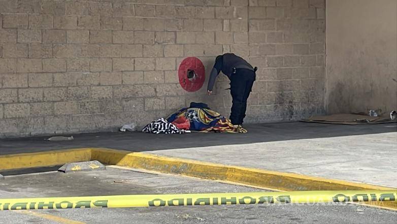 $!Se confirmó que la persona ya no contaba con signos vitales, mientras agentes de la Agencia de Investigación Criminal realizaron las diligencias correspondientes en el lugar.