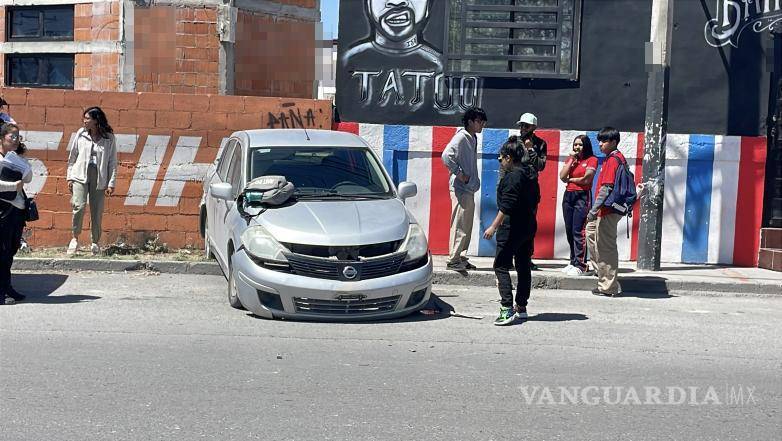 $!Familiares de los involucrados intentan coordinar soluciones tras el accidente ocurrido frente al Cecytec de Antonio Narro y Luis Echeverría Álvarez.