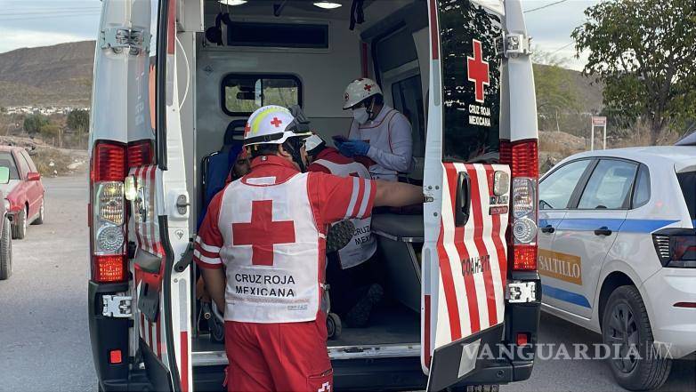 $!Paramédicos de la Cruz Roja brindaron atención prehospitalaria a los involucrados y descartaron lesiones de gravedad en el lugar.