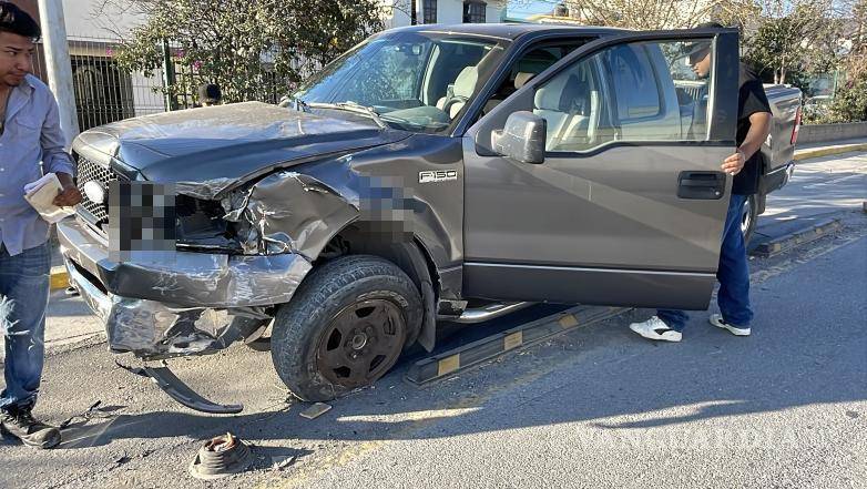 $!La camioneta Ford F-150 presentó daños tras el impacto en la vía principal.