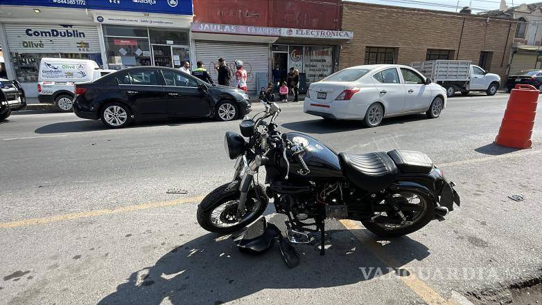 $!La conductora del Chevrolet Cruze fue detenida en el lugar mientras se esperaba la intervención de la aseguradora para responder por los daños y gastos médicos.