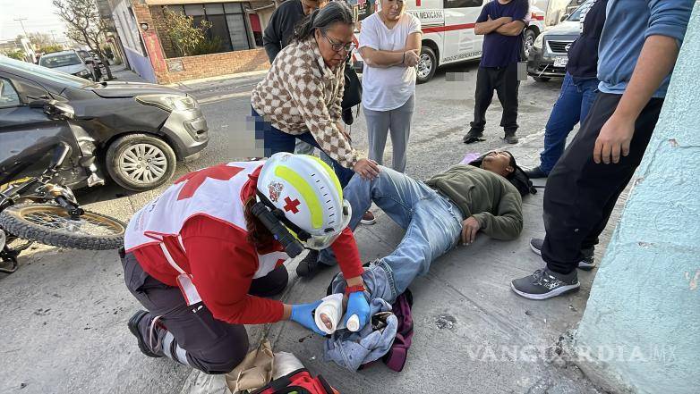 $!El motociclista fue atendido por paramédicos tras el choque registrado en la colonia El Salvador.