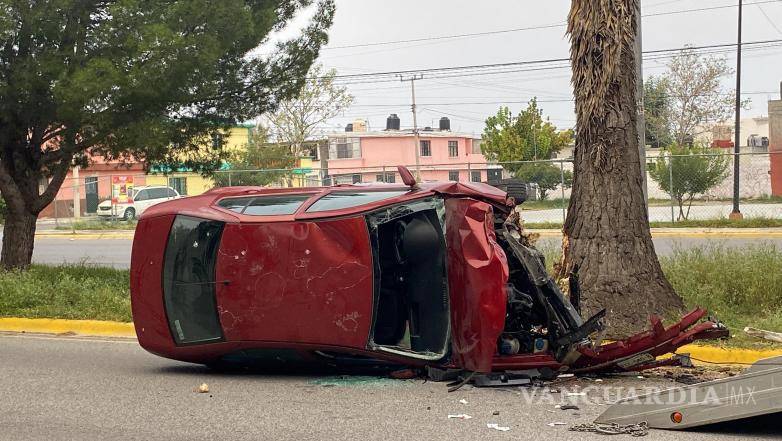 $!Paramédicos de la Cruz Roja atendieron al conductor involucrado, quien fue trasladado a un hospital para su atención médica.