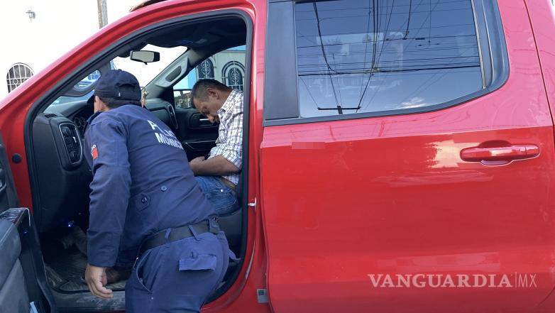 $!La camioneta fue encontrada con el motor encendido y varios envases de bebidas alcohólicas abiertas en su interior.